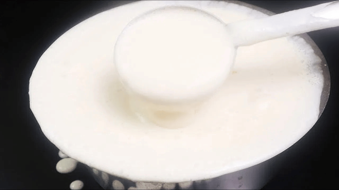 മാവിൽ ആവശ്യത്തിന് കല്ലുപ്പ് (Rock Salt) ചേർത്ത് നന്നായി ഇളക്കുക. പുളിപ്പിക്കാൻ വെച്ച പാത്രം ചൂടുള്ള സ്റ്റൗവിനടുത്തോ സൂര്യരശ്മി ലഭിക്കുന്ന സ്ഥലത്തോ വെക്കുക. ചൂട് മാവ് പെട്ടെന്ന് പുളിക്കാൻ സഹായിക്കും.