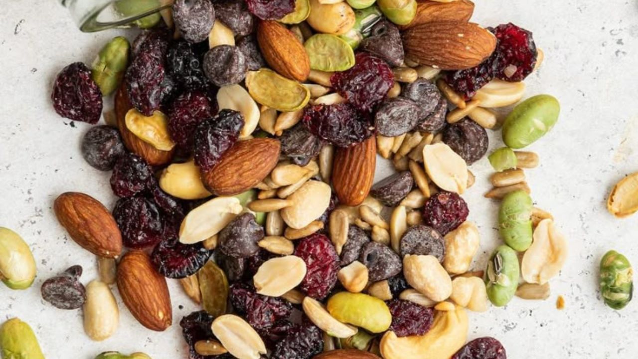 മിക്സ്ഡ് ട്രെയിൽസ് : ഉണങ്ങിയ പഴങ്ങൾ, നട്‌സുകൾ (പരിപ്പുകൾ), വിത്തുകൾ , ഡാർക്ക് ചോക്ലേറ്റ് എന്നിവ ചേർത്ത ട്രെയിൽ മിക്സ് തിരഞ്ഞെടുക്കാം. പ്രോട്ടീൻ, ഫൈബർ, നല്ല രുചി എന്നിവയുടെ കൃത്യമായ ബാലൻസ് ഇതിലൂടെ ലഭിക്കുന്നു. മധുരമോ എരിവോ ആവശ്യമുള്ളതിനനുസരിച്ച് ഇവ കസ്റ്റമൈസ് ചെയ്യാനും സാധിക്കും.