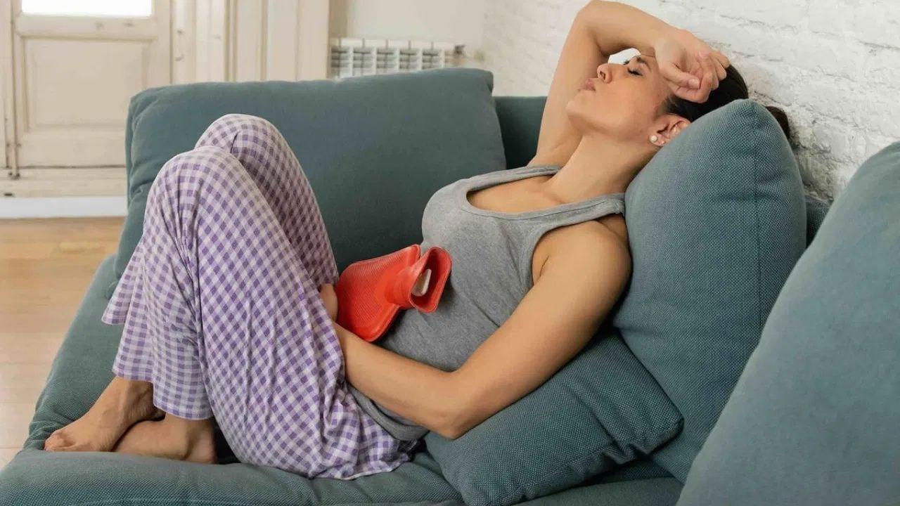 നടത്തം, യോഗ തുടങ്ങിയ ലഘു വ്യായാമങ്ങൾ എൻഡോർഫിനുകൾ പുറത്തുവിടുകയും രക്തചംക്രമണം മെച്ചപ്പെടുത്തി പേശികളെ അയവുള്ളതാക്കുകയും ചെയ്യുന്നതിലൂടെ വേദന കുറയ്ക്കുന്നു.