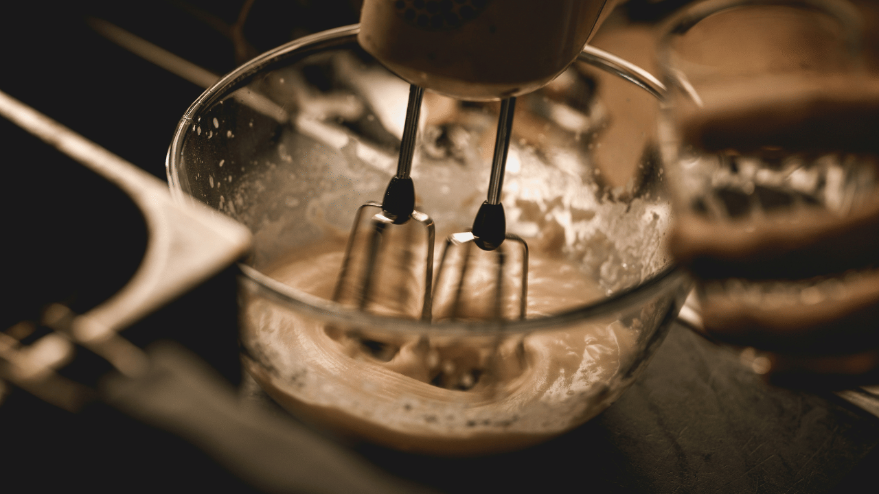 മാവിൽ അര ടീസ്പൂൺ തൈര്, കാൽ ടീസ്പൂൺ പഞ്ചസാര, കാൽ ടീസ്പൂൺ നാരങ്ങാനീര് എന്നിവ ചേർത്ത് നന്നായി ഇളക്കുക. ഇത് പുളിപ്പിക്കൽ പ്രക്രിയ വേഗത്തിലാക്കും.