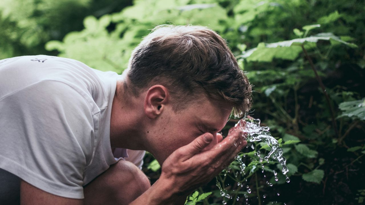 ചൂടുവെള്ളം ചർമ്മത്തിലെ സ്വാഭാവിക എണ്ണകളെ  നീക്കം ചെയ്യുമ്പോൾ, തണുത്ത വെള്ളം ഇവയെ നിലനിർത്തുന്നു. ഇത് ചർമ്മം വരളുന്നത് തടയാനും ആരോഗ്യകരമായി നിലനിർത്താനും സഹായിക്കും.