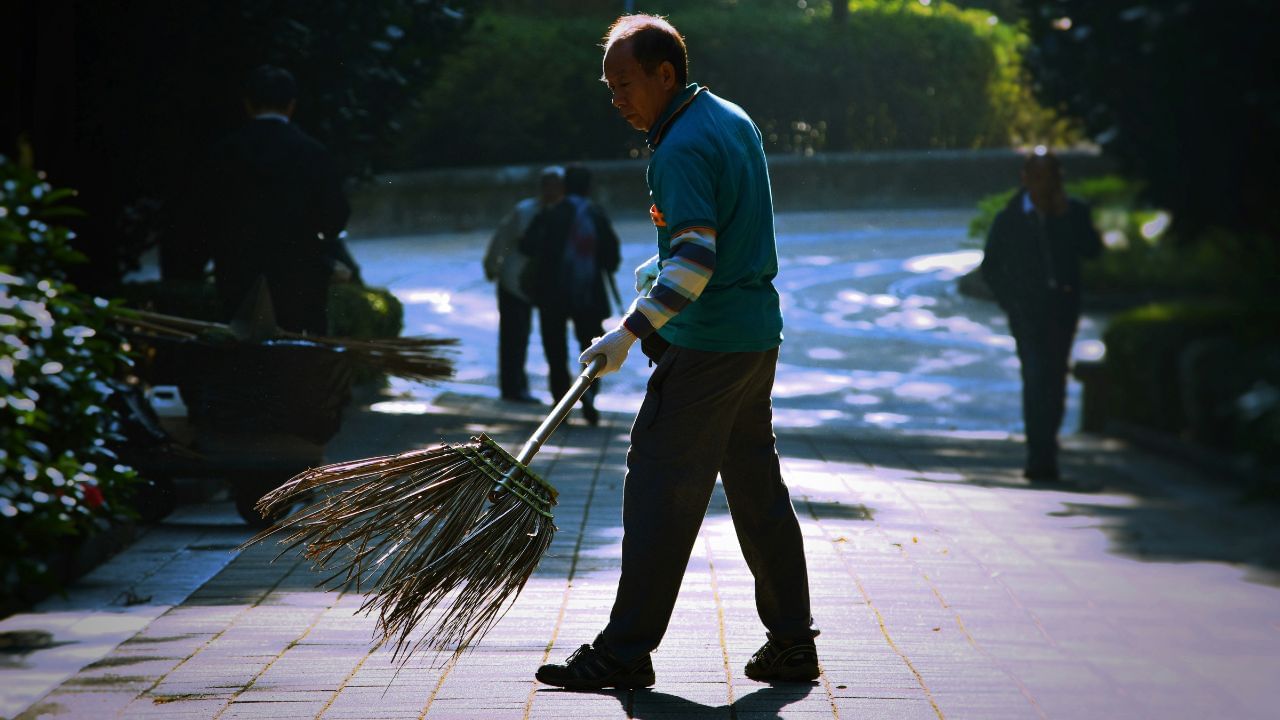 അതിരാവിലെ ഉണരുന്ന വ്യക്തികളിൽ മെച്ചപ്പെട്ട മെറ്റബോളിക് പാരാമീറ്ററുകൾ കാണപ്പെടുന്നു. ഇവർക്ക് കുറഞ്ഞ ബിഎംഐ, കുറഞ്ഞ ഗ്ലൂക്കോസ് എന്നിവയും ഉയർന്ന എച്ച്ഡിഎൽ കൊളസ്‌ട്രോളും ഉള്ളതായി പഠനങ്ങൾ സൂചിപ്പിക്കുന്നു. കോഗ്നിറ്റീവ് പ്രകടനത്തിൽ പിന്നിലാണെങ്കിലും ഇവർക്ക് മെച്ചപ്പെട്ട ദീർഘകാല ആരോഗ്യ ഫലങ്ങൾ ലഭിക്കുന്നു.