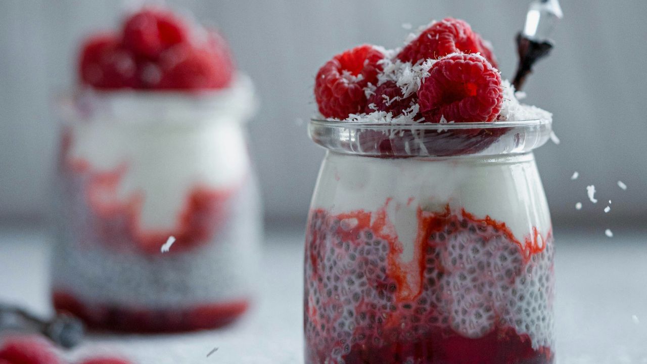 അനാരോഗ്യകരമായ ലഘുഭക്ഷണങ്ങൾക്ക് പകരമായി യോഗർട്ട് ഉപയോഗിക്കുന്നത് കലോറി കുറയ്ക്കാൻ സഹായിക്കുന്നു. പ്രോട്ടീൻ കൂടുതലുള്ള ഗ്രീക്ക് യോഗർട്ട് തിരഞ്ഞെടുക്കുന്നത് കൂടുതൽ നേരം വിശപ്പില്ലാതെയിരിക്കാൻ ഉത്തമം.