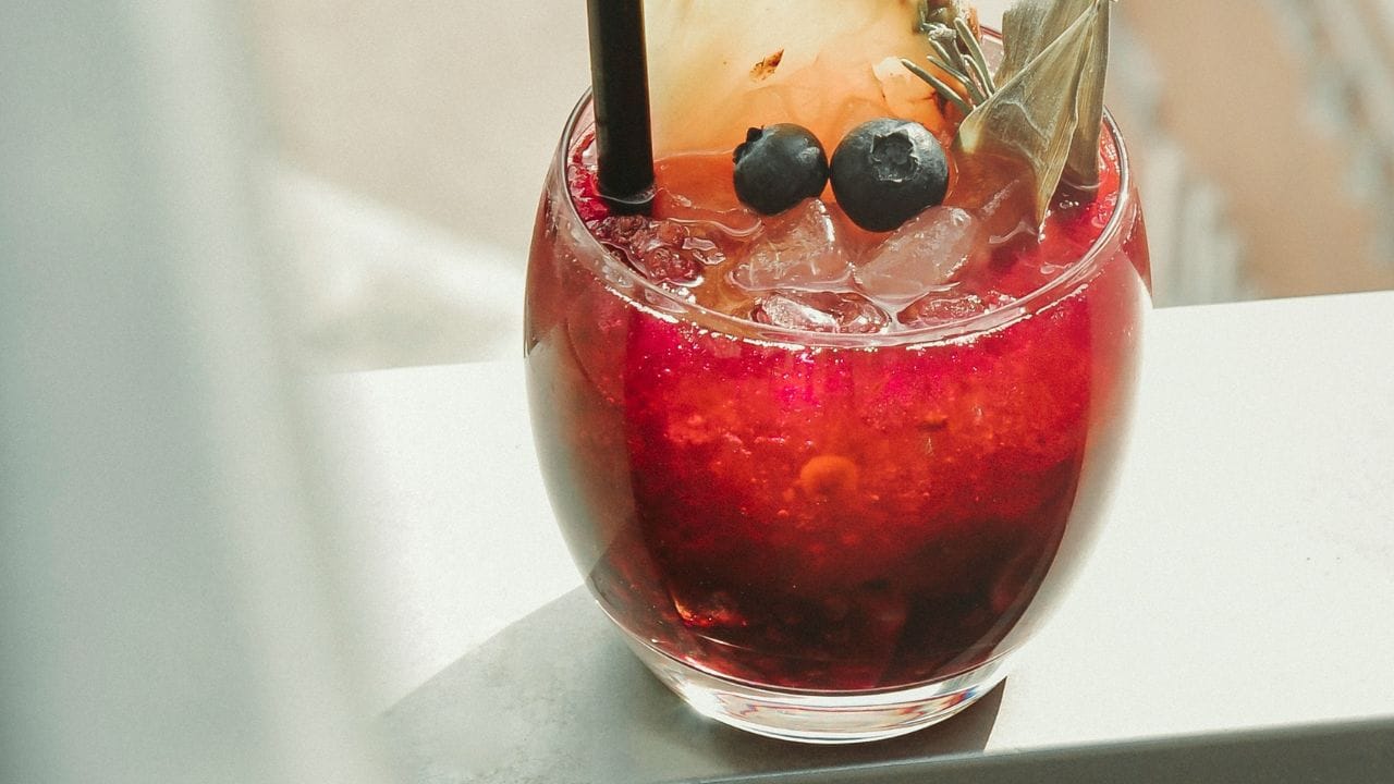 പൈനാപ്പിളിന്റെ തൊലിയും മുകൾ ഭാഗവും (പൾപ്പ് കുറഞ്ഞത്), വെള്ളം. പഞ്ചസാര/ശർക്കര, കറുവാപ്പട്ട, ഗ്രാമ്പൂ പോലുള്ള സുഗന്ധവ്യഞ്ജനങ്ങൾ (ഓപ്ഷണൽ) എന്നിവയാണ് ഇത് തയ്യാറാക്കാൻ വേണ്ടത്.