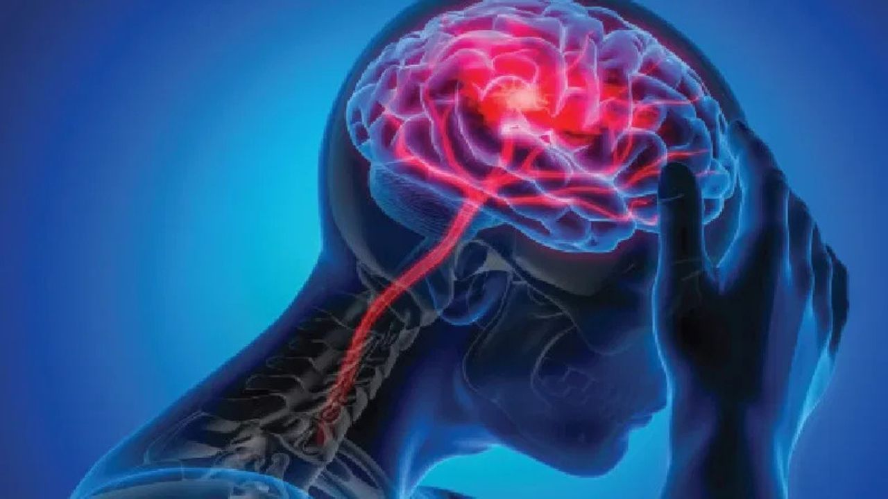 ആർത്തവവിരാമത്തിന്റെ നെഗറ്റീവ് ഫലങ്ങളെ ചെറുക്കാൻ ചില സ്ത്രീകൾ ഹോർമോൺ റീപ്ലേസ്‌മെന്റ് തെറാപ്പി ഉപയോഗിക്കാറുണ്ട്. എന്നാൽ, ചിലതരം HRT-കൾ സ്ട്രോക്ക് സാധ്യത വർദ്ധിപ്പിക്കാൻ സാധ്യതയുണ്ടെന്ന് പഠനങ്ങൾ സൂചിപ്പിക്കുന്നു. അതിനാൽ, ഇത് ഉപയോഗിക്കുന്നതിന് മുമ്പ് ഡോക്ടറുടെ ഉപദേശം അത്യാവശ്യമാണ്.