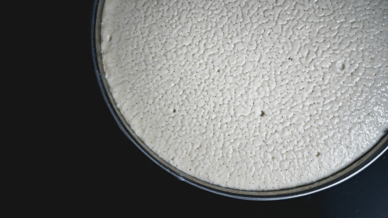 മാവ് സൂക്ഷിക്കാൻ പ്ലാസ്റ്റിക് പാത്രങ്ങൾക്ക് പകരം മൺപാത്രങ്ങളോ സ്റ്റീൽ പാത്രങ്ങളോ ഉപയോഗിക്കുക. ഇവ മാവ് ശരിയായ രീതിയിൽ പുളിക്കുന്നതിന് സഹായിക്കും.