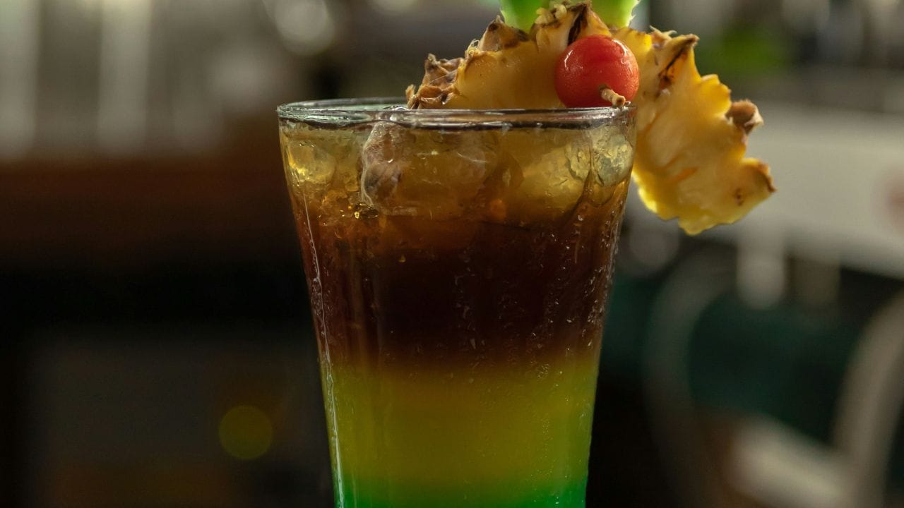 ഒരു വലിയ ഗ്ലാസ് ജാറിൽ പൈനാപ്പിൾ തൊലിയും മുകൾ ഭാഗവും ഇടുക. ഇതിലേക്ക് വെള്ളം, പഞ്ചസാര/ശർക്കര, കറുവാപ്പട്ട എന്നിവ ചേർക്കുക. ഈ മിശ്രിതം തുണികൊണ്ട് മൂടി, സാധാരണ താപനിലയിൽ 24 മുതൽ 72 മണിക്കൂർ വരെ (1-3 ദിവസം) വെക്കുക. ഈ സമയത്ത്, സ്വാഭാവികമായി പുളിക്കൽ പ്രക്രിയ നടക്കും. ശേഷം അരിച്ചെടുത്ത് ഫ്രിഡ്ജിൽ വെച്ച് തണുപ്പിച്ച ശേഷം ഉപയോഗിക്കാം.