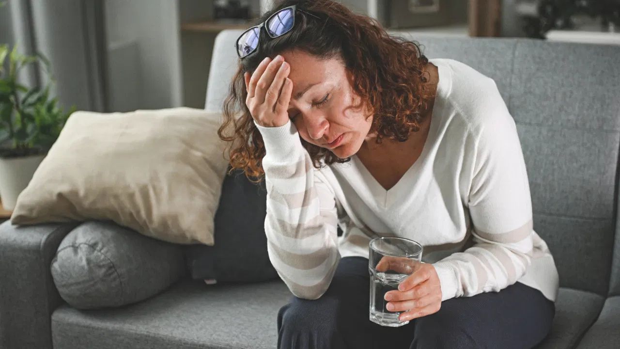 രക്തസമ്മർദ്ദം ശ്രദ്ധിക്കുക, പുകവലി ഒഴിവാക്കുക, ആരോഗ്യകരമായ ഭക്ഷണം കഴിക്കുക, വ്യായാമം ചെയ്യുക എന്നിവ സ്ട്രോക്ക് സാധ്യത കുറയ്ക്കാൻ പ്രധാനമാണ്. ഗർഭനിരോധന മാർഗ്ഗങ്ങളുടെ ഉപയോഗം, ഗർഭകാല ചരിത്രം, ആർത്തവവിരാമം എന്നിവയുൾപ്പെടെയുള്ള നിങ്ങളുടെ ഹോർമോൺ സംബന്ധമായ ചരിത്രം ഡോക്ടറുമായി പങ്കിടുന്നത് രോഗം നേരത്തെ കണ്ടെത്താനും ശരിയായ ചികിത്സ നൽകാനും സഹായിക്കും.