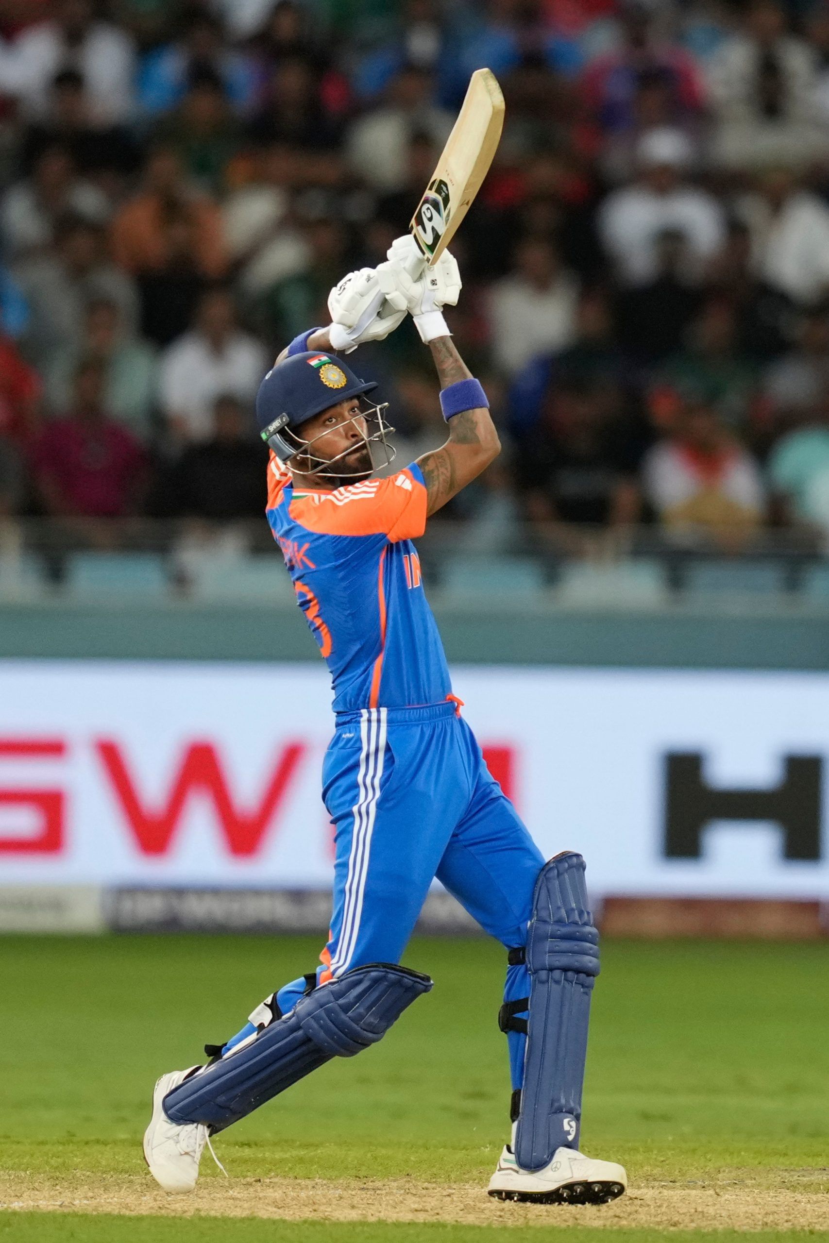 ടീമിലെ മുതിർന്ന താരങ്ങളിൽ ഒരാളാണ് കെഎൽ രാഹുൽ. രാഹുലും നേരത്തെ ലീഡർഷിപ്പ് ഗ്രൂപ്പിൽ ഉൾപ്പെട്ടിരുന്നു. ചില മത്സരങ്ങളിൽ ടീമിനെ നയിച്ചിട്ടുമുണ്ട്. ക്യാപ്റ്റനും വൈസ് ക്യാപ്റ്റനും പുറത്തിരിക്കുമ്പോൾ താത്കാലിക ക്യാപ്റ്റൻസിയിലേക്ക് കെഎൽ രാഹുലിനും സാധ്യതയുണ്ട്.
