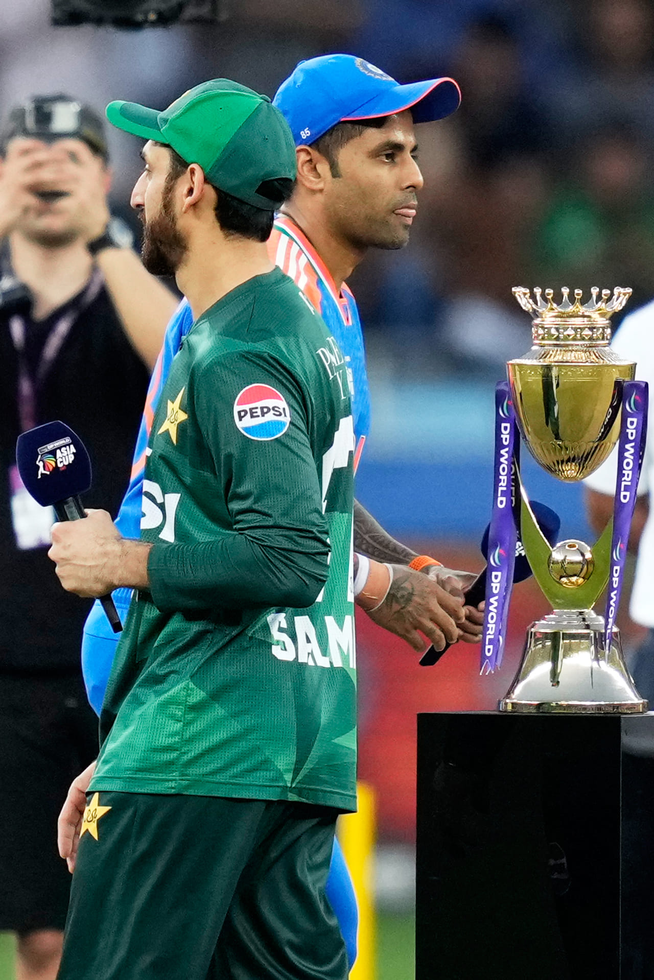 അടുത്ത വർഷം നടക്കുന്ന ടി20 ലോകകപ്പിൽ ഇന്ത്യയും പാകിസ്താനും ഒരു ഗ്രൂപ്പിൽ കളിച്ചേക്കും. ചില ദേശീയമാധ്യമങ്ങളാണ് വാർത്ത റിപ്പോർട്ട് ചെയ്തത്. ഇന്ത്യയും ശ്രീലങ്കയും ചേർന്ന് ആതിഥേയത്വം വഹിക്കുന്ന ലോകകപ്പ് 2026 ഫെബ്രുവരി ഏഴ് മുതൽ മാർച്ച് എട്ട് വരെയാണ് നടക്കുക. (Image courtesy - PTI)
