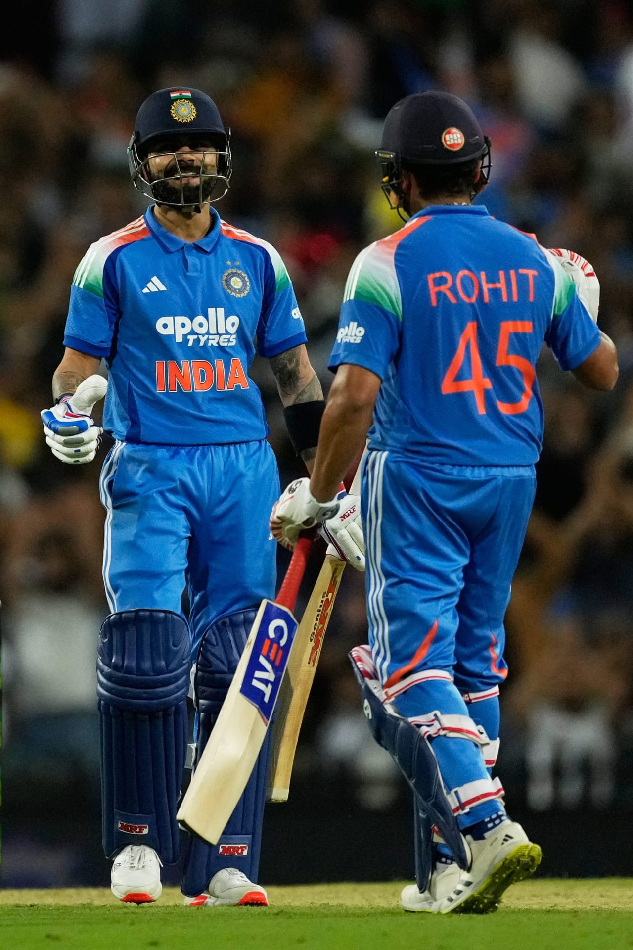 ദേശീയ ടീമിൽ പരിഗണിക്കണമെങ്കിൽ രോഹിത് ശർമ്മയും വിരാട് കോലിയും ആഭ്യന്തര മത്സരം കളിക്കണമെന്ന് ബിസിസിഐ. ഡിസംബർ 24ന് ആരംഭിക്കുന്ന വിജയ് ഹസാരെ ടൂർണമെൻ്റിൽ കളിക്കണമെന്നാണ് രണ്ട് സീനിയർ താരങ്ങൾക്കും ബിസിസിഐ നിർദ്ദേശം നൽകിയിരിക്കുന്നത്. (Image Credits - PTI)