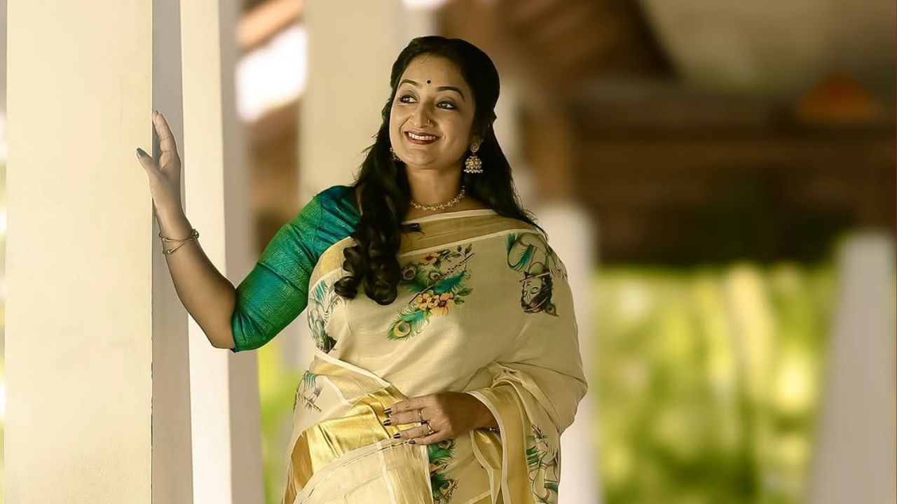 മലയാളി പ്രേക്ഷകരുടെ സ്വീകരണ മുറിയിലേക്കു കടന്നുവന്ന  നടിയാണ് ഇന്ദുലേഖ. ടെലിവിഷൻ പരമ്പരകളിലൂടെയാണ് സുപരിചിതയായി മാറുന്നത്. പലരുടെയും ജീവിതത്തിൽ കഴിഞ്ഞുപോയ ഒരു കാലഘട്ടത്തിന്റെ ഓർമ്മപ്പെടുത്തൽ കൂടിയാണ് താരം. ടിവി പോലും എല്ലാ വീടുകളിലും ഇല്ലാതിരുന്ന ഒരു കാലഘട്ടത്തിൽ ഒരു കൂട്ടം ആളുകൾ ഒന്നിച്ചിരുന്ന് ഒരു വീട്ടിൽ ഒത്തുകൂടി സീരിയലുകൾ കണ്ടിരുന്ന കാലം. ടെലിവിഷൻ സീരിയലുകളും അന്ന് ഒരുപാട് ഒന്നുമില്ല. (Photo: Social Media)