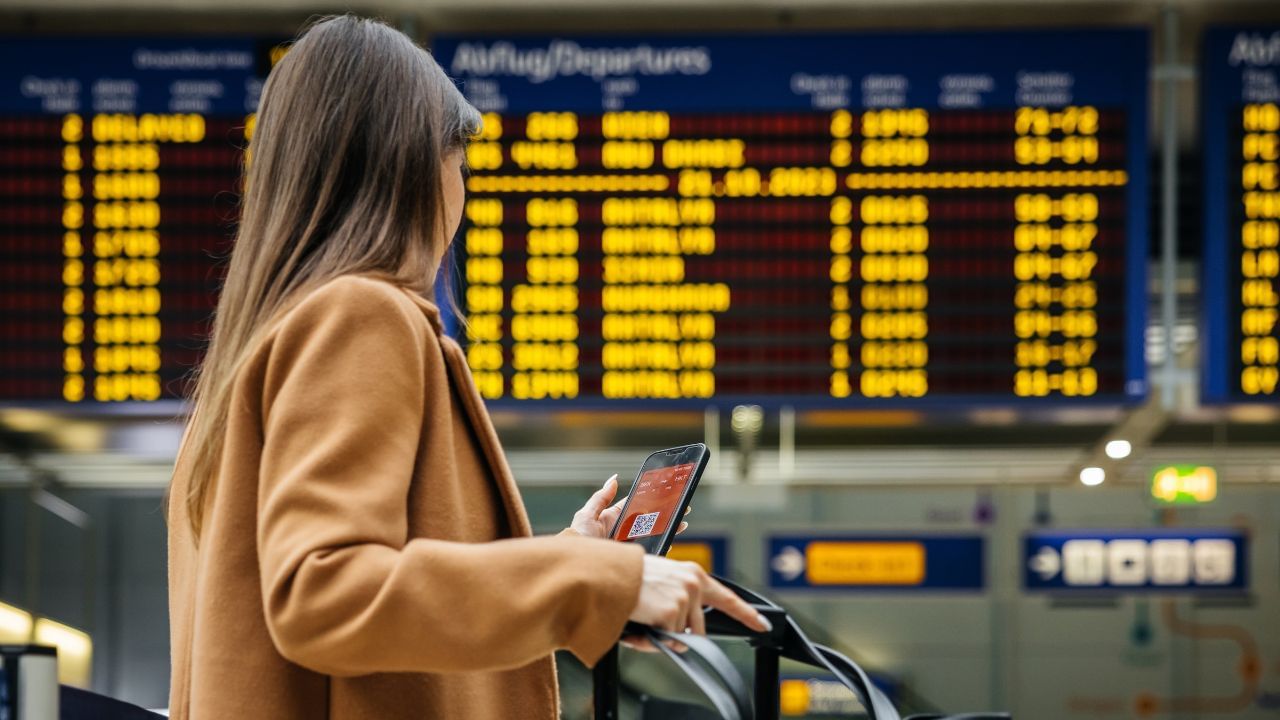 Travel Tips: വിമാന യാത്രയിൽ കൈവശം വയ്ക്കാൻ പാടില്ലാത്തത് എന്തെല്ലാം?; ശ്രദ്ധിക്കണേ