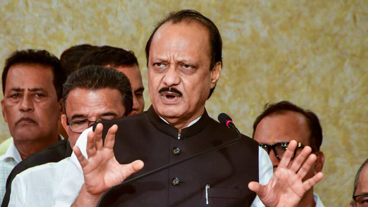 Ajit Pawar: നിങ്ങളുടെ കയ്യില്‍ വോട്ടുണ്ട്, എന്റെ കയ്യില്‍ പണവും; വോട്ടര്‍മാരെ ഭീഷണിപ്പെടുത്തി അജിത് പവാര്‍
