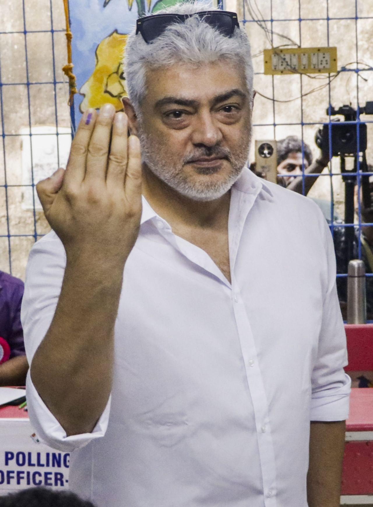 കഷ്ടപ്പെട്ട് ജോലി ചെയ്യുന്നത് ജനങ്ങളുടെ സ്നേഹത്തിന് വേണ്ടിയാണെന്നും ജീവൻ അപകടത്തിലാക്കാൻ അല്ലെന്നും നടൻ കൂട്ടിച്ചേർത്തു.  പക്ഷേ , ജീവൻ പണയപ്പെടുത്തി സ്നേഹം പ്രകടിപ്പിക്കരുതെന്നും സ്നേഹം പ്രകടിപ്പിക്കാൻ മറ്റ് വഴികളുണ്ടെന്നും അദ്ദേഹം പറഞ്ഞു .