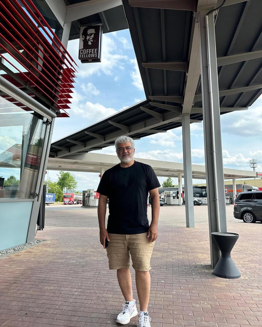 ദി ഹോളിവുഡ് റിപ്പോർട്ടർ ഇന്ത്യയ്ക്ക് നൽകിയ അഭിമുഖത്തിലാണ് അജിത്തിന്റെ ഈ പ്രതികരണം.എന്തുകൊണ്ട് ഈ അപകടം തിയേറ്ററിലും സിനിമ പ്രവർത്തകരുടെയും പേരിൽ ഉണ്ടാകുന്നു. ഇന്ത്യൻ സിനിമ ഇൻഡസ്ട്രിക്ക് അതൊരു നാണക്കേട് ആണെന്നാണ് താരം പറയുന്നത്. 
