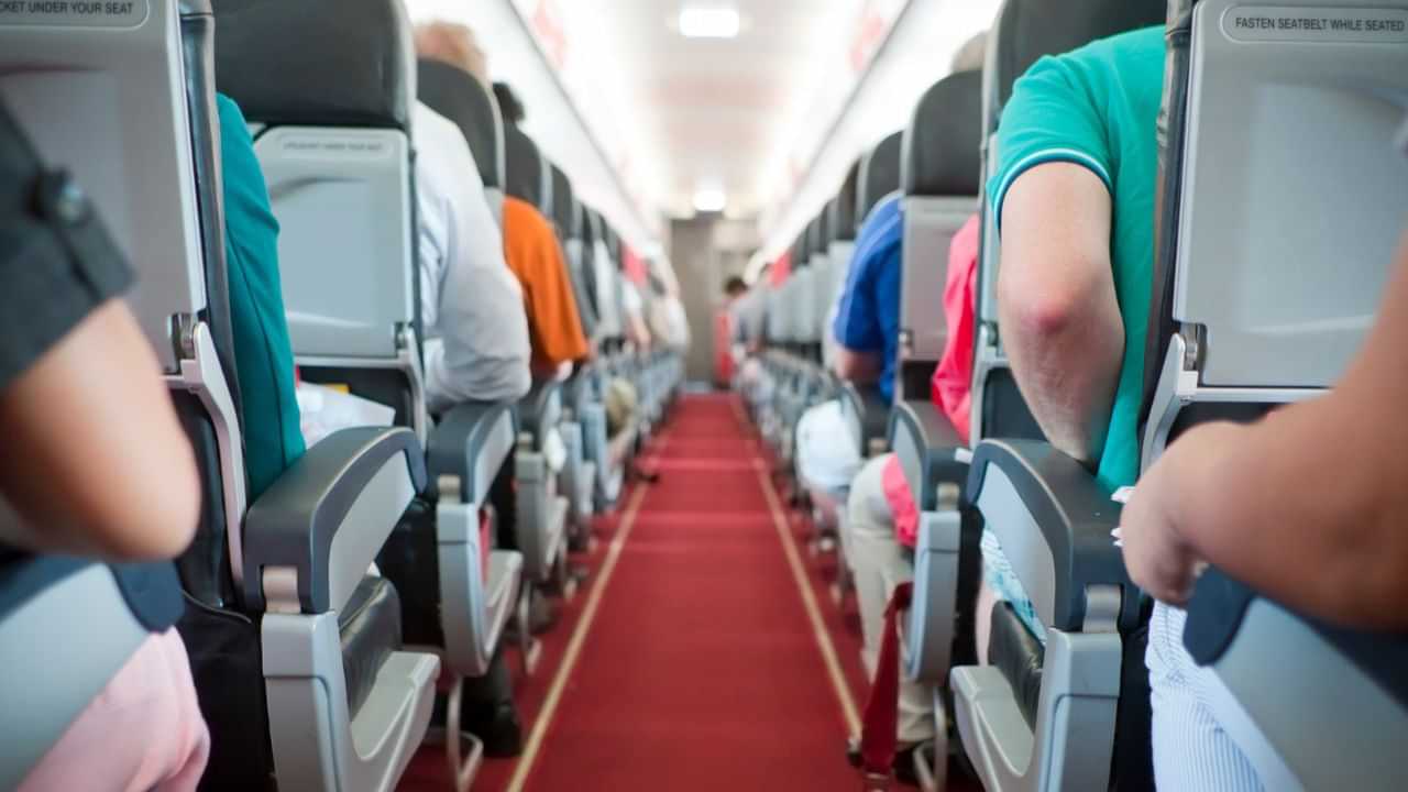 Akasa Air ​Incident: കൗതുകം ലേശം കൂടുതലാണ്; വിമാനത്തിൻ്റെ എമർജൻസി എക്സിറ്റ് തുറക്കാൻ ശ്രമിച്ച യാത്രക്കാരൻ കസ്റ്റഡിയിൽ