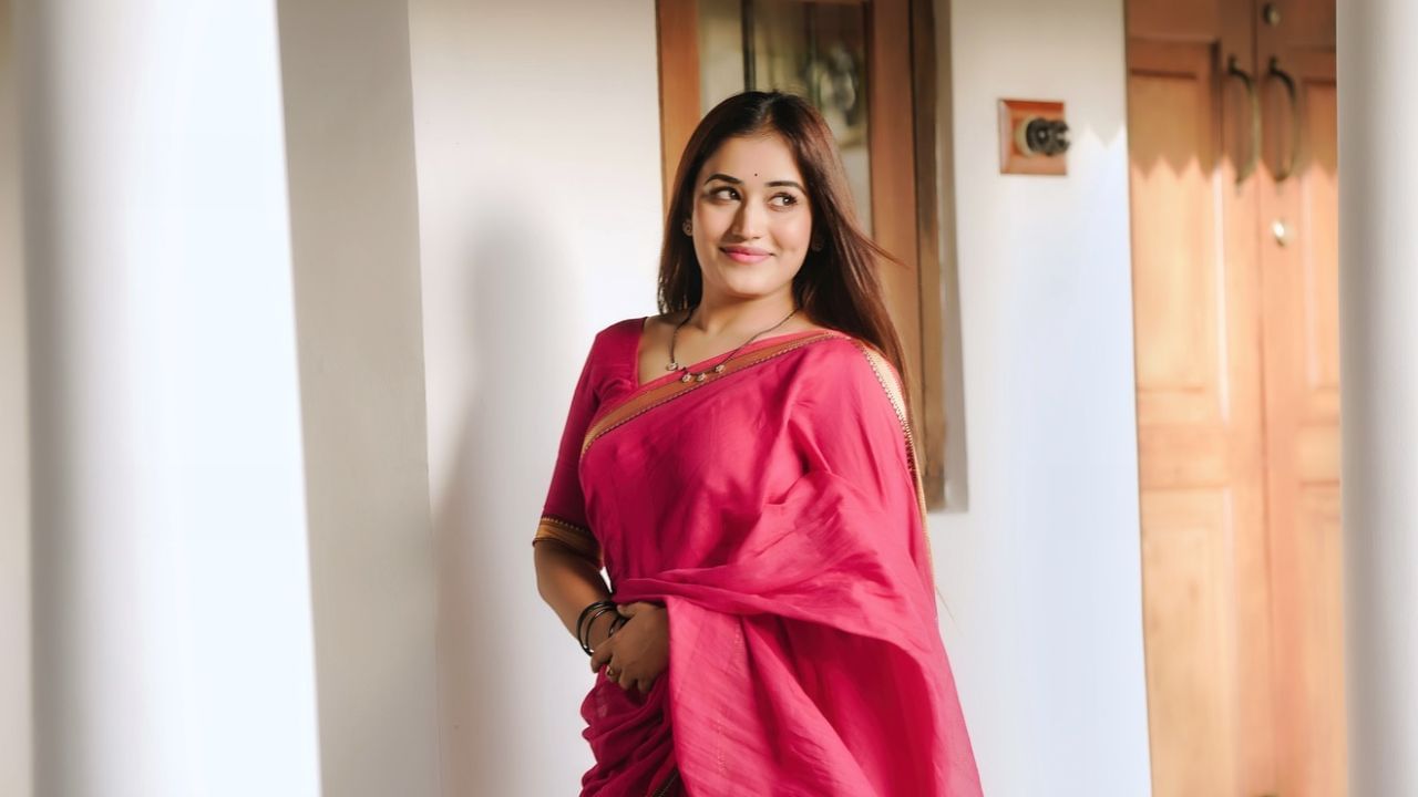 ഈ വീഡിയോയും ശ്രദ്ധ നേടിക്കൊണ്ടിരിക്കുമ്പോഴാണ് സ്വന്തമായി തന്നെ സോഷ്യൽ മീഡിയയിലൂടെ  അനുമോളെ ചുറ്റിപ്പറ്റി കൊണ്ട് അഖിൽ ഒരു വീഡിയോ പങ്കിട്ടത്. ആ വീഡിയോയിലും അനുമോൾ ആയിരിക്കും ഇത്തവണത്തെ വിന്നർ എന്ന സൂചനയാണ് അഖിൽ മാരാർ നൽകുന്നത്. ബിഗ് ബോസിൽ ഇത്തവണ ഏറ്റവും കൂടുതൽ കണ്ടന്റ് നൽകുന്നത് അനുമോൾ ആണ്. അവൾ അറിയാതെ അറിഞ്ഞോ അറിയാതെയോ അതിന് കാരണമാവുകയാണ്. (Photo: Facebook)