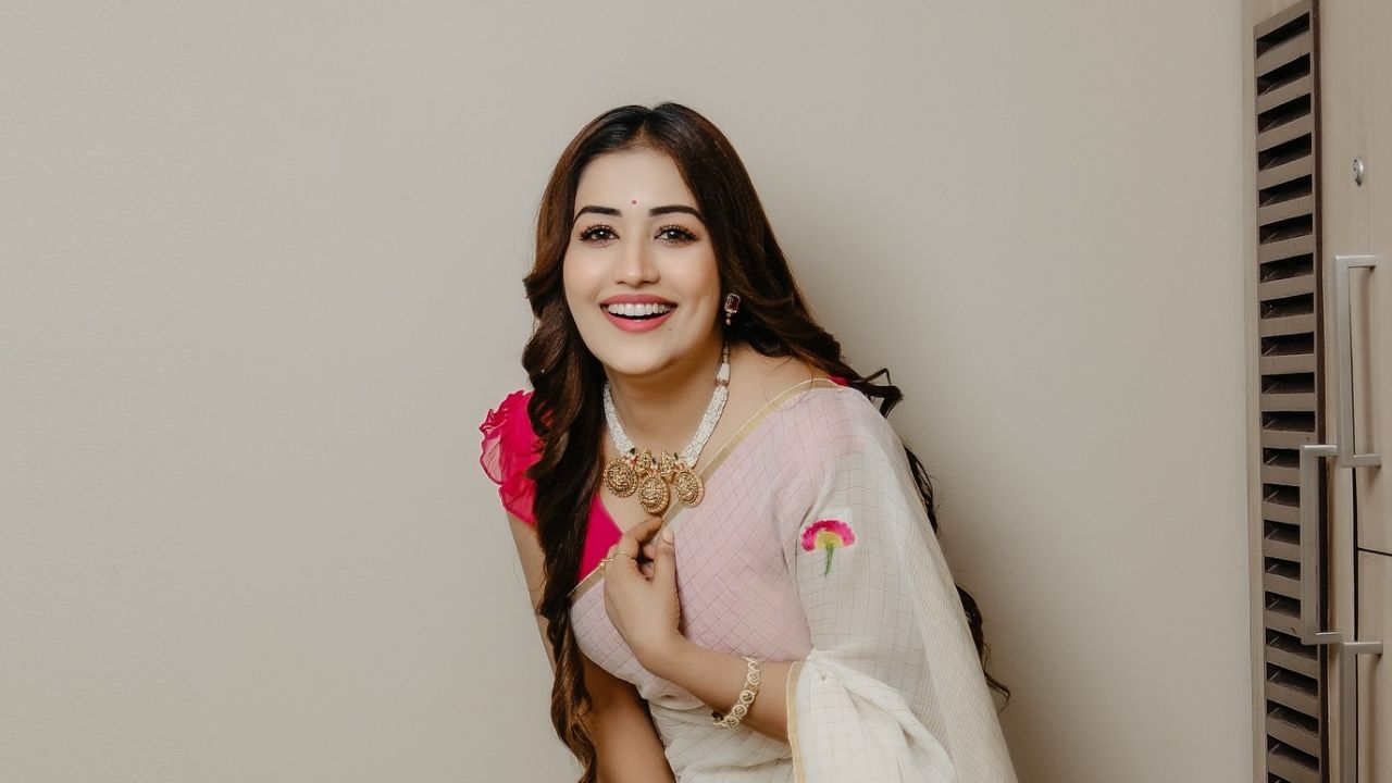 അതിനിടെ  അഖിൽ മാരാർക്കെതിരെയും വലിയ ആരോപണങ്ങളാണ് എത്തുന്നത്. അനുമോൾ ഒരു പിആറിനെ 16 ലക്ഷം രൂപ നൽകിയാണ് ഷോയിൽ എത്തിയത് എന്നത് വലിയൊരു ചർച്ചാവിഷയമായി മാറിയിരുന്നു. എന്നാൽ അതിനെല്ലാം തന്റേതായ ന്യായീകരണങ്ങൾ നൽകി അനുമോൾ ഇപ്പോഴും ഷോയിൽ കട്ടക്ക് പിടിച്ചു നിൽക്കുകയാണ്. (Photo: Facebook)