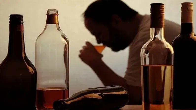 അമിത മദ്യപാനം രക്തസമ്മർദ്ദം ഉയർത്താനും ഹൃദയ പേശികളെ ദുർബലപ്പെടുത്താനും ഹൃദയ താളപ്പിഴകൾക്കും കാരണമാകും. മദ്യം പൂർണ്ണമായി ഒഴിവാക്കുമ്പോൾ ഈ അപകടസാധ്യതകൾ കുറയുകയും ഹൃദയത്തിന് കൂടുതൽ ആരോഗ്യം ലഭിക്കുകയും ചെയ്യുന്നു.