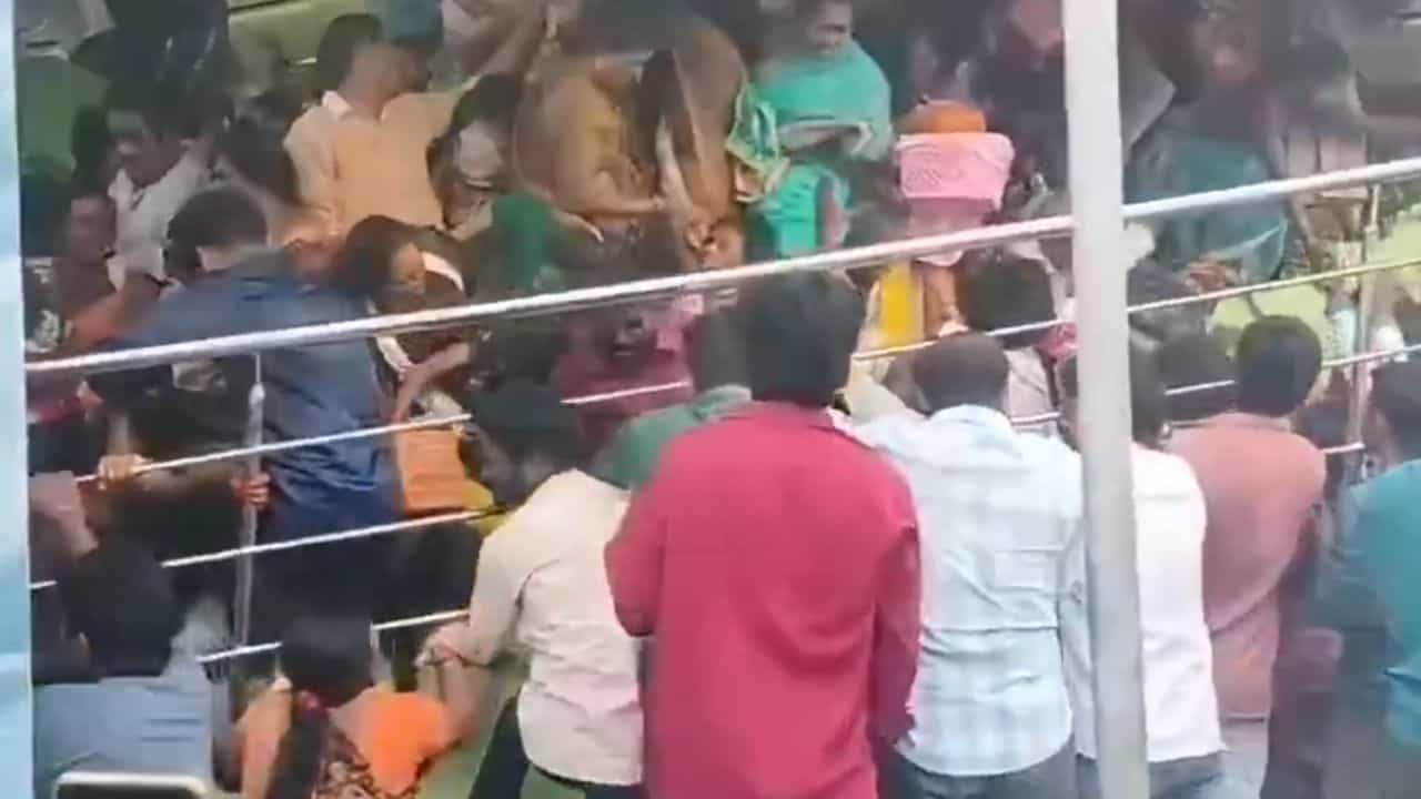 Andhra Pradesh Temple Stampede: ആന്ധ്ര ശ്രീകാകുളത്ത് ക്ഷേത്രത്തിൽ ആൾക്കൂട്ട ദുരന്തം; തിക്കിലും തിരക്കിലും പെട്ട് 9 മരണം; നിരവധി പേർക്ക് പരുക്കേറ്റു