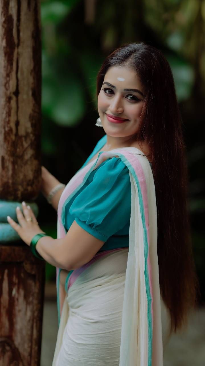 വീട്ടിൽ ആർക്കും ബി​ഗ് ബോസിൽ വരാൻ താത്പര്യമില്ലായിരുന്നു.  പിന്നെ പറഞ്ഞ് സമ്മതിപ്പിച്ച് വരുകയായിരുന്നു. പിആറിന് എത്ര കൊടുത്തു എന്നും ചോദ്യത്തിന് ഒരു ലക്ഷമെന്നായിരുന്നു അനുമോളിന്റെ മറുപടി. ഇനി പണം കൊടുക്കില്ലെന്നും താൻ ഒരു പിശുക്കിയാണ് എന്നായിരുന്നു അനുമോളിന്റെ മറുപടി.