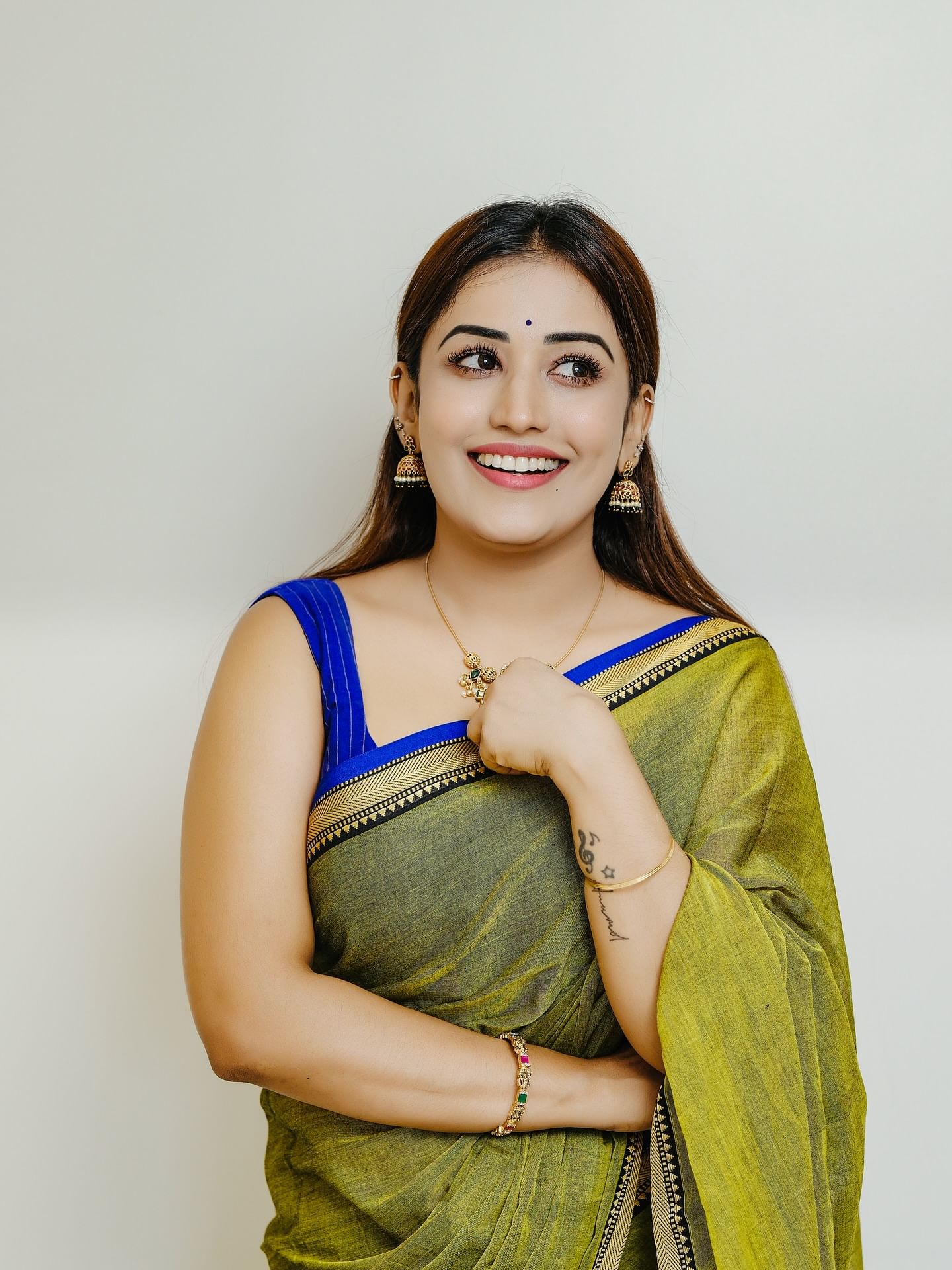 ഇതിനിടെ പ്ലാച്ചിയെന്ന പാവയെ കുറിച്ചും അനുമോൾ തുറന്നുപറയുന്നുണ്ട്. പ്ലാച്ചിയെ ഇഷ്ടപ്പെടുന്ന ഒത്തിരി പേരുണ്ടെന്നും ആദ്യം പ്ലാച്ചിയെ ബിഗ് ബോസിലേക്ക് കൊണ്ടുപോകാൻ ഉദ്ദേശിച്ചിരുന്നില്ലെന്നുമാണ് അനുമോൾ പറയുന്നത്. 
