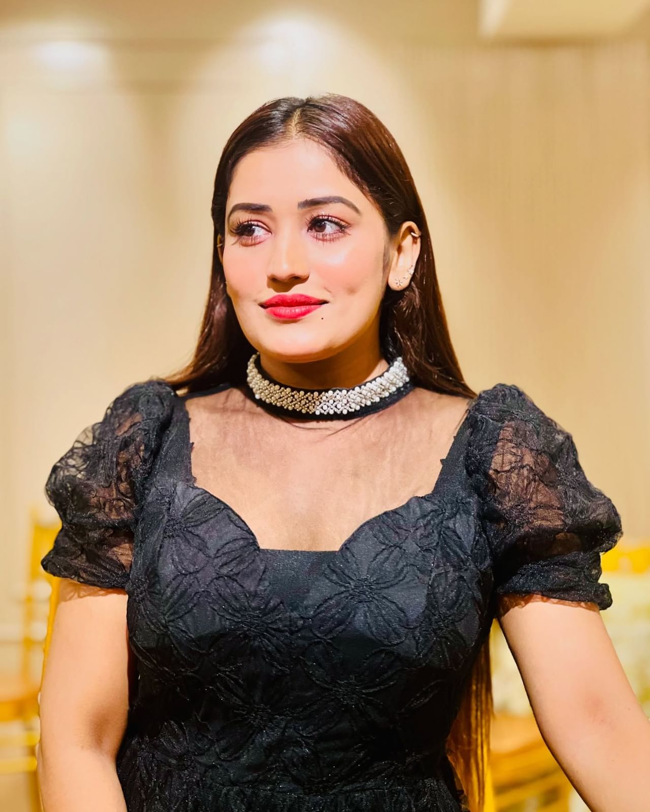 അത് താൻ പറഞ്ഞു കൊടുത്തിട്ടുണ്ടെന്നും ഉടനെ കിട്ടുമെന്നും അനുമോൾ അറിയിച്ചു.മനുഷ്യരുടെ ജീവിതത്തിൽ എപ്പോഴും സന്തോഷം ഉണ്ടാകണമെന്നില്ലെന്നും സങ്കടവും ഉണ്ടാകുമെന്നുമാണ് താരം പറയുന്നത്.