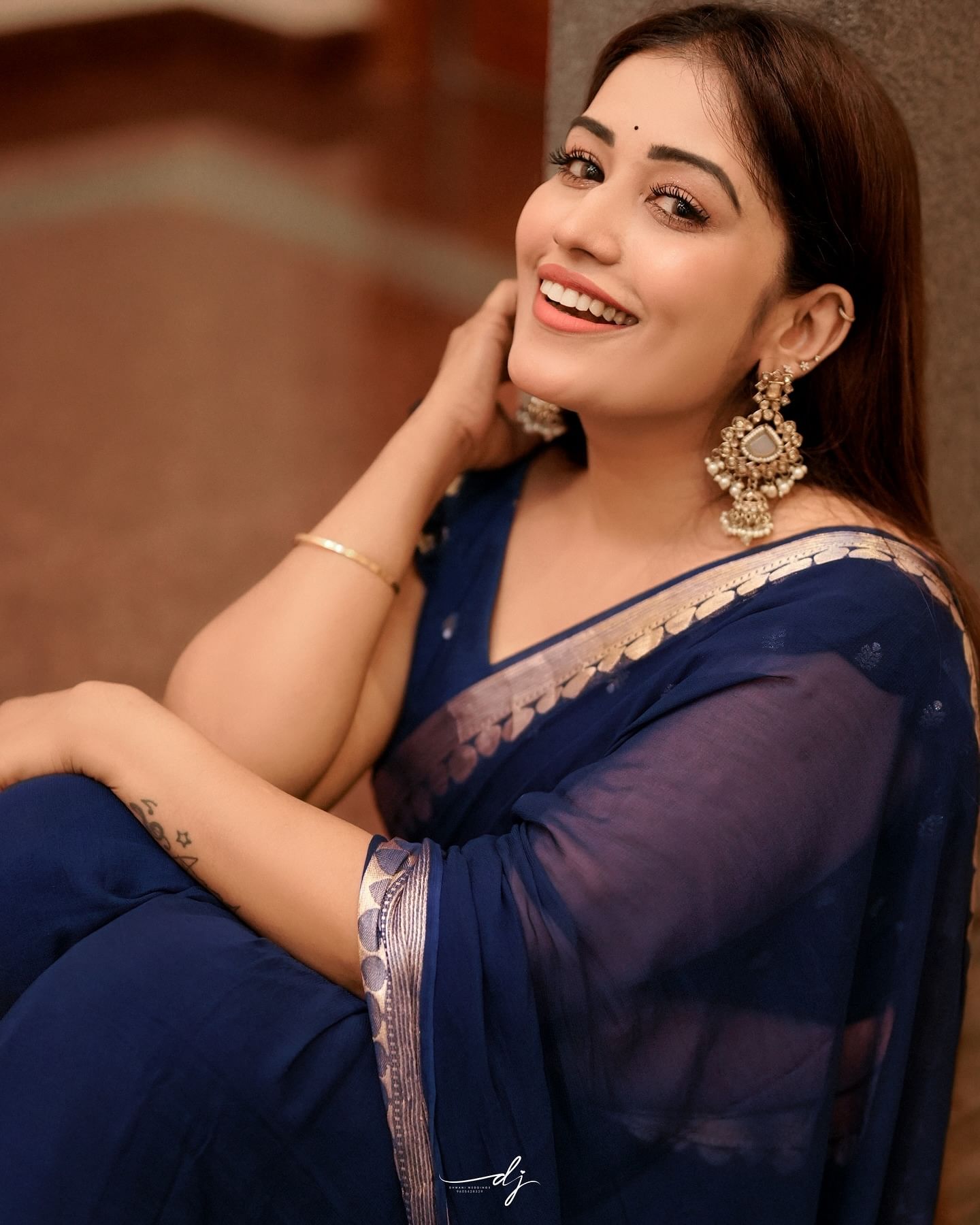 കരയില്ലെന്ന് തീരുമാനിച്ചിരുന്നു. പിആര്‍ ആണോ കപ്പ് വാങ്ങി തന്നത് എന്ന അവതാരകയുടെ ചോദ്യത്തിന് താൻ കഷ്‍ടപ്പെട്ടിട്ടാണ് കപ്പ് വാങ്ങിച്ചതെന്നാണ് അനുമോള്‍ പറഞ്ഞത്.തനിക്ക് പിആർ ഉണ്ട്. പക്ഷേ 16 ലക്ഷം കൊടുത്തില്ലെന്നും അങ്ങനെ ആണെങ്കിൽ തനിക്ക് ഇവിടെ വരേണ്ട ആവശ്യമില്ല. 
