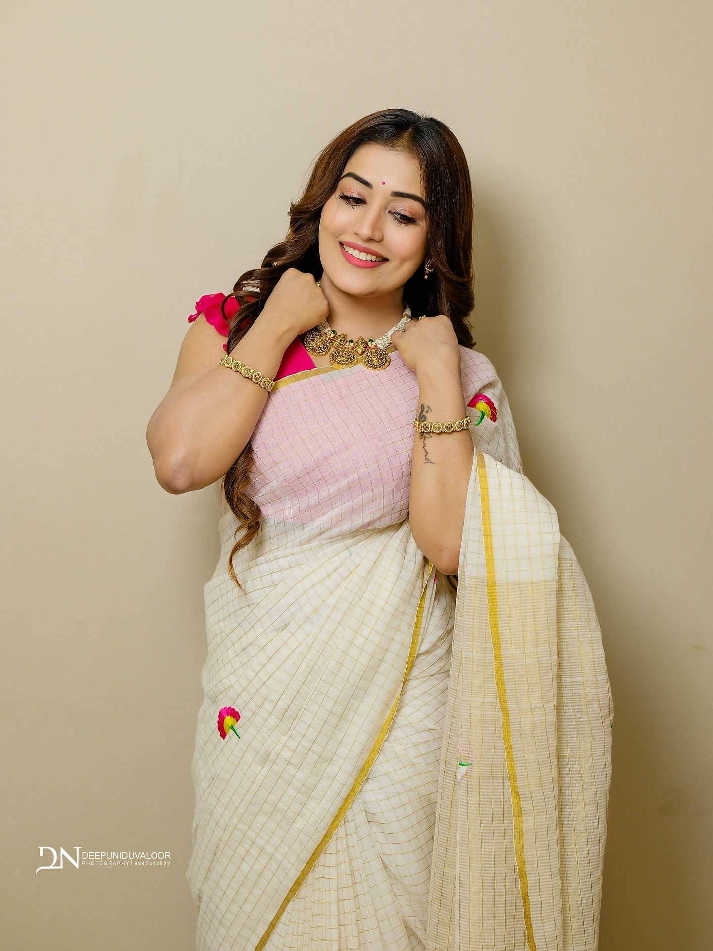 ഇപ്പോഴിതാ യൂട്യൂബ് ലൈവിൽ ആരാധകരുടെ ചോദ്യങ്ങൾക്ക് മറുപടിയുമായി എത്തിയിരിക്കുകയാണ് അനുമോൾ. ആരാധകർക്ക് തന്നോ‌ടുള്ള സ്നേഹം കണ്ട് അതിയായ സന്തോഷം തോന്നുന്നുവെന്നാണ് താരം പറയുന്നു. ബിഗ് ബോസിൽ നിന്ന് സമ്മാനമായി പ്രഖ്യാപിച്ച കാർ കിട്ടിയോ എന്ന ചോദ്യത്തിന് കിട്ടിയിട്ടില്ലെന്നും കളർ ഏത് വേണമെന്ന് ചോദിച്ചി‌ട്ടുണ്ട്.