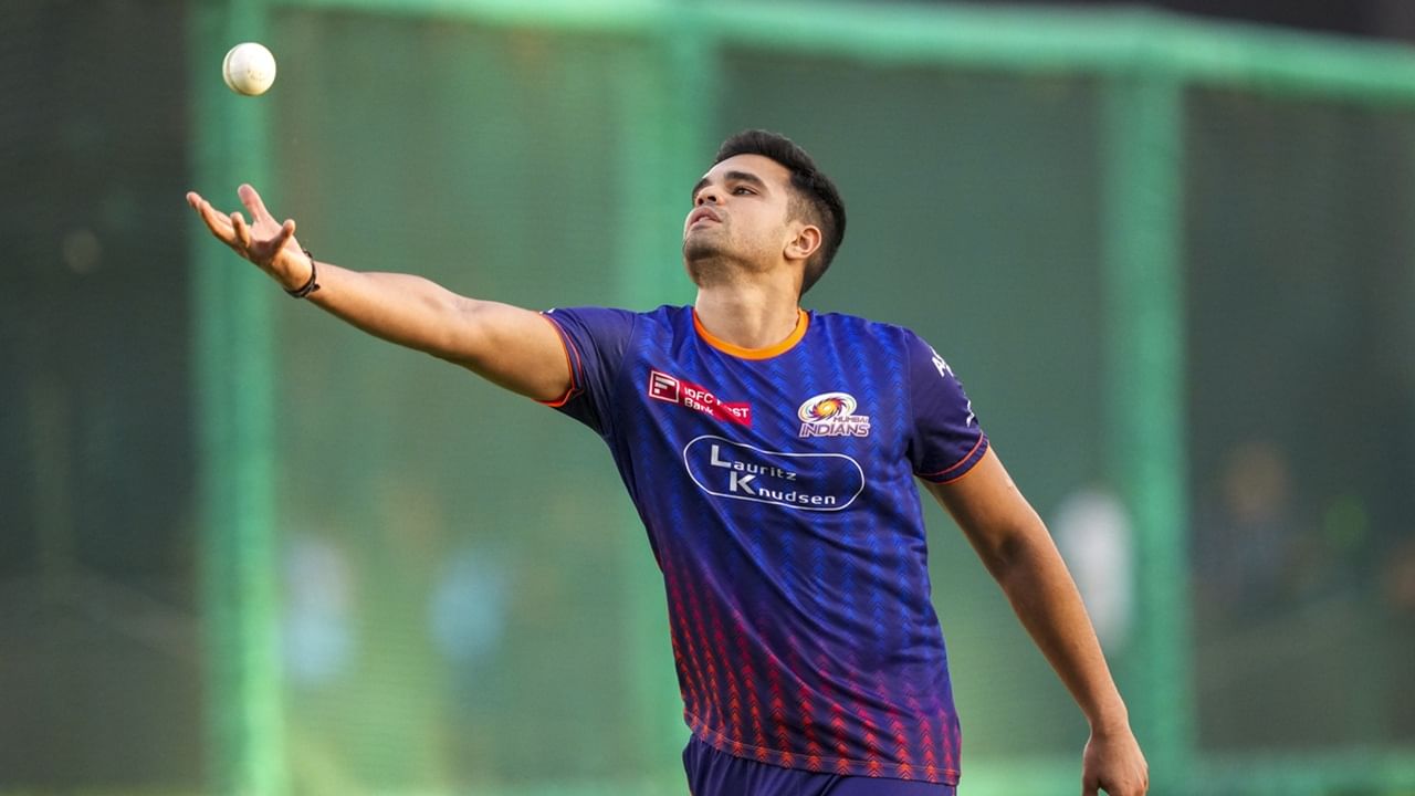 താരങ്ങളെ കൈമാറാന് സാധ്യതയുണ്ടെന്ന് മുംബൈ ടീം വൃത്തങ്ങള് ക്രിക്ക്ബസിനോട് പ്രതികരിച്ചു. നിലനിര്ത്തുന്ന താരങ്ങളുടെ പട്ടിക നവംബര് 15നാണ് പ്രഖ്യാപിക്കേണ്ടത്. അതുകൊണ്ട് തന്നെ താക്കൂറിന്റെയും, അര്ജുന്റെയും ടീം മാറ്റത്തെ സംബന്ധിച്ച് രണ്ട് ദിവസത്തിനകം വ്യക്തത വരും (Image Credits: PTI)