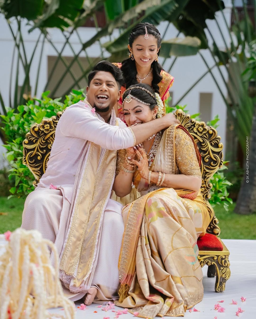 മലയാളികൾക്ക് ഏറെ സുപരിചിതയായ താരമാണ് നടിയും അവതാരകയുമായ ആര്യ ബഡായി. രണ്ട് മാസം മുൻപായിരുന്നു ആര്യയുടെ വിവാഹം. മുൻ ബിഗ് ബോസ് താരവും അവതാരകനും ഡിജെയും സുഹൃത്തുമായ സിബിൻ ബെഞ്ചമിനാണ് ആര്യയെ വിവാഹം ചെയ്തത്. (Image Credits: InstagramArya Badai)