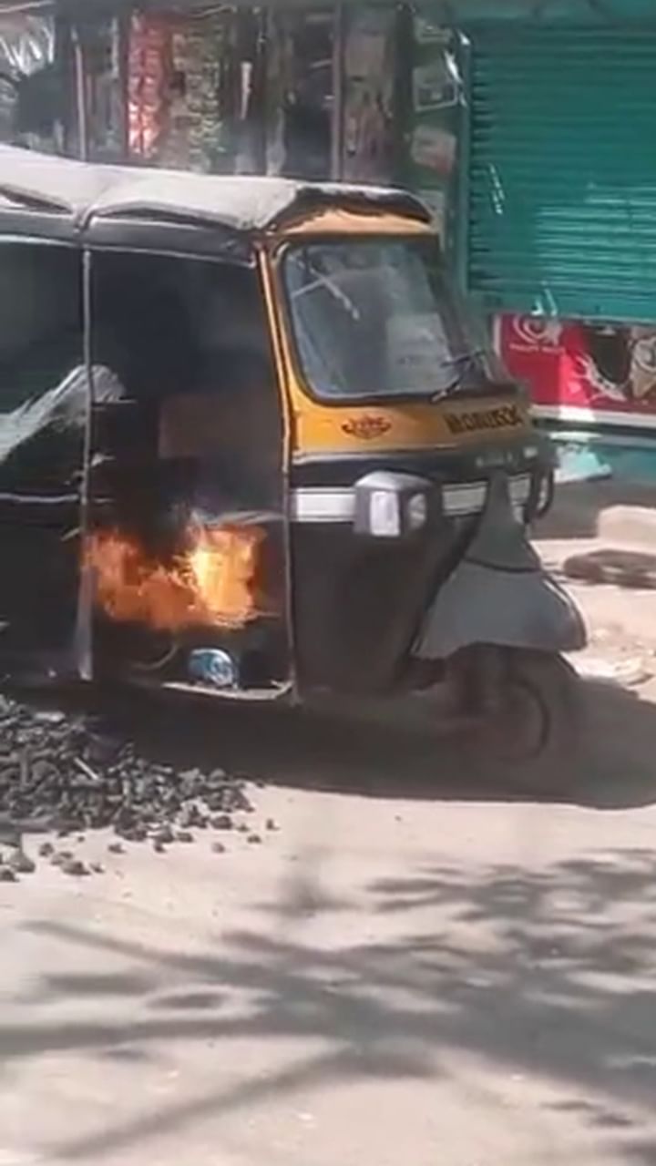 കരിയുമായി പോയ ഓട്ടോ ഒടുവിൽ