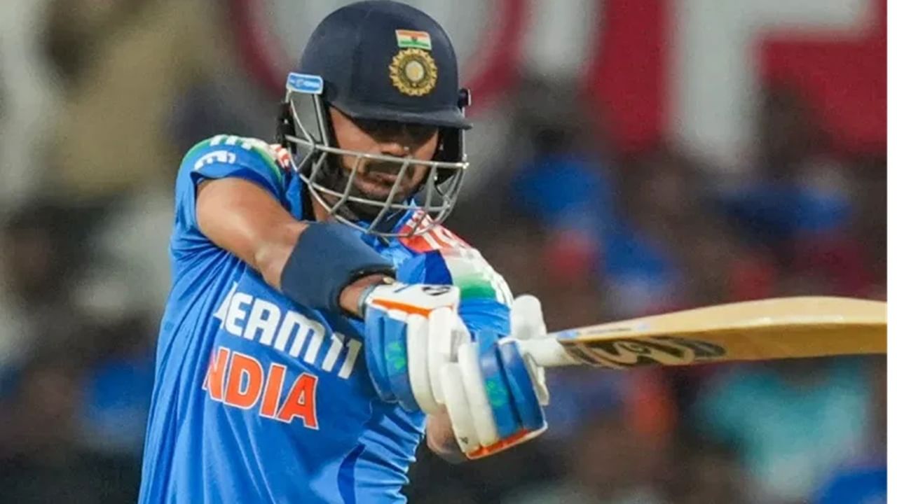 അക്ഷർ പട്ടേൽ, മികച്ച പ്രകടനം കാഴ്ചവച്ചിട്ടുണ്ട്. എന്നാല്‍ ഒരുപാട് സ്പിന്നേഴ്‌സിനെ ഉള്‍പ്പെടുത്താനാകില്ല. അതാണ് അക്‌സറിനെ തഴഞ്ഞതെന്നും സാബ കരീം പറഞ്ഞു  (Image Credits: PTI)