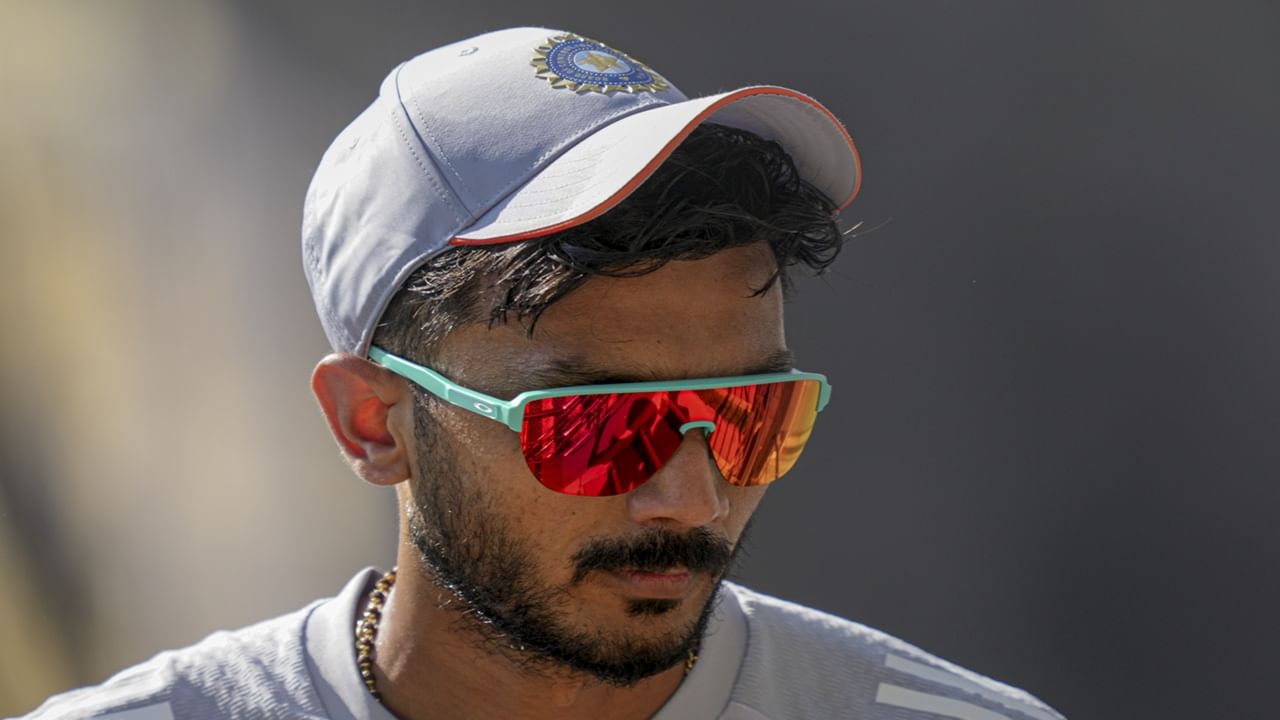 ദക്ഷിണാഫ്രിക്കയ്‌ക്കെതിരായ ഏകദിന പരമ്പരയില്‍ നിന്നു ഓള്‍ റൗണ്ടര്‍ അക്‌സര്‍ പട്ടേലിനെ ഒഴിവാക്കിയത് തീര്‍ത്തും അപ്രതീക്ഷിതമായിരുന്നു. അക്‌സറിന് പകരം രവീന്ദ്ര ജഡേജ സ്‌ക്വാഡില്‍ ഇടം നേടി. അതിന്റെ കാരണം ചൂണ്ടിക്കാട്ടുകയാണ് മുന്‍ താരം സാബ കരീം (Image Credits: PTI)