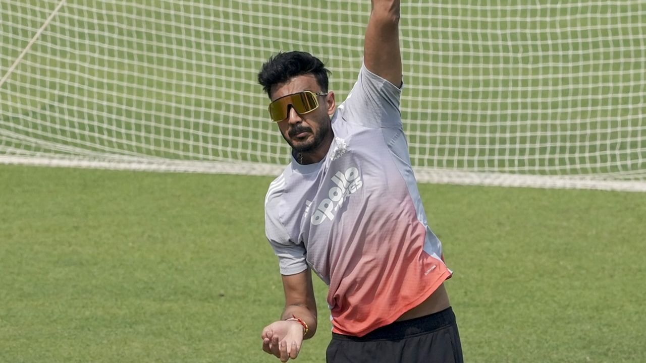 ഇന്ത്യയിലെ സാഹചര്യങ്ങളില്‍ ജഡേജയാണ് അനുയോജ്യന്‍. അദ്ദേഹത്തിന്റെ കളി അവബോധം വളരെയധികം മെച്ചപ്പെട്ടിട്ടുണ്ട്. ജഡേജയുടെ പരിചയസമ്പത്ത് ഇന്ത്യയ്ക്ക് ഗുണം ചെയ്യുമെന്നും സാബ കരീം അഭിപ്രായപ്പെട്ടു  (Image Credits: PTI)