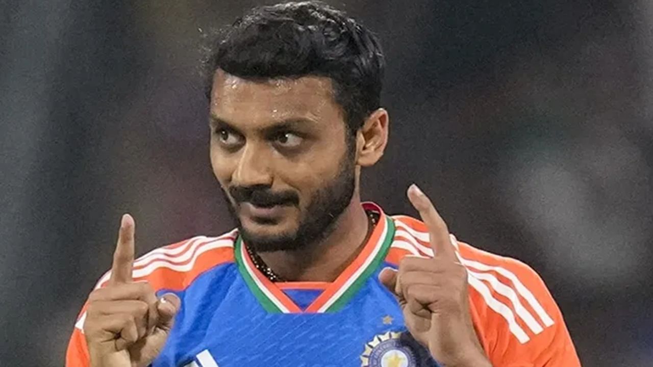 അക്സറിന്റെ അഭാവം വലിയ തിരിച്ചടിയാകില്ലെന്നും അദ്ദേഹം വിലയിരുത്തി. ആ റോൾ രവീന്ദ്ര ജഡേജ ചെയ്യും.  ജഡേജയെ എങ്ങനെ ഉപയോഗിക്കണമെന്ന് തീരുമാനിക്കേണ്ടത് കെ.എൽ. രാഹുലും ഗൗതം ഗംഭീറുമാണെന്നും സാബ കരീം ചൂണ്ടിക്കാട്ടി  (Image Credits: PTI)