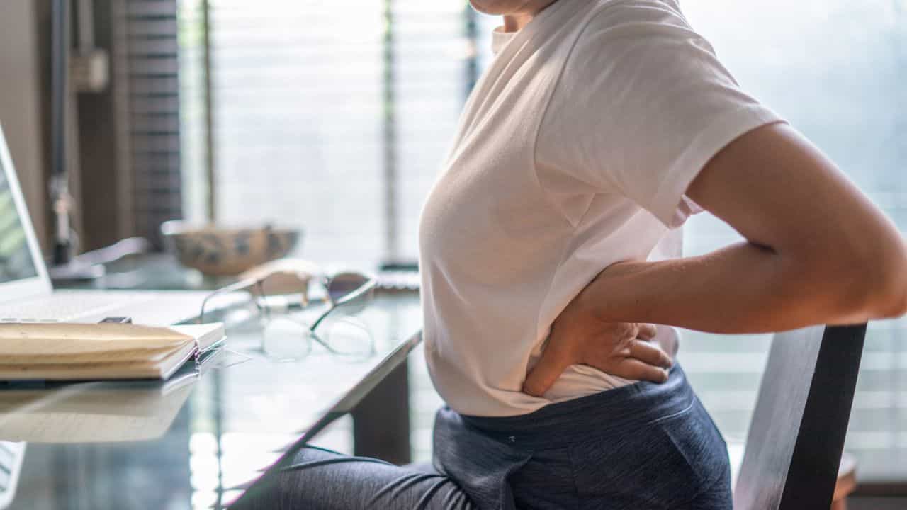 Back Pain: ഒരേയിരുപ്പ് ഇരിക്കുന്നവരാണോ നിങ്ങൾ? നടുവേദന മാറില്ല; ഇത് ശീലമാക്കൂ