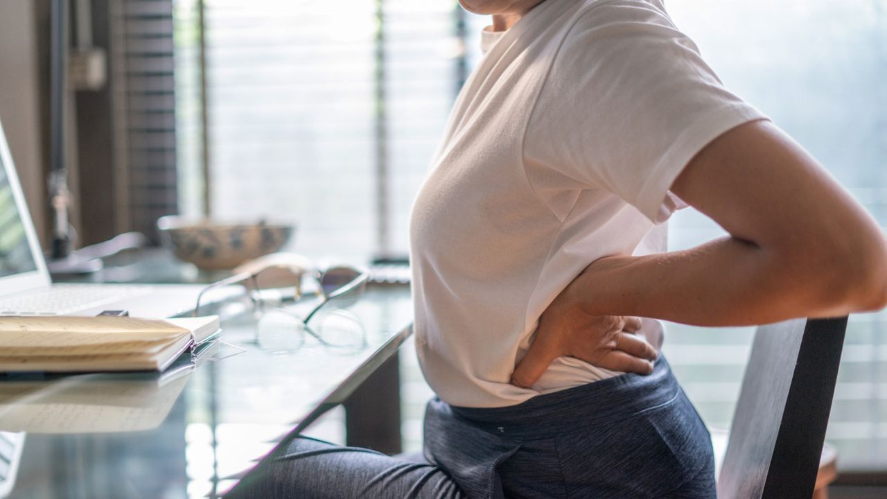 Back Pain: ഒരേയിരുപ്പ് ഇരിക്കുന്നവരാണോ നിങ്ങൾ? നടുവേദന മാറില്ല; ഇത് ശീലമാക്കൂ