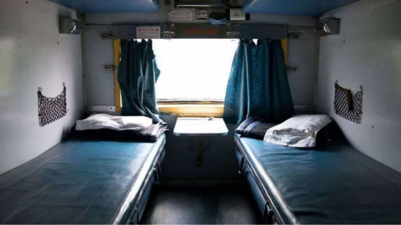 Train Update: സ്ലീപ്പർ ക്ലാസിലെ യാത്രക്കാർക്കും ഇനി പുതുപ്പും തലയണയും; മാറ്റം ഈ ട്രെയിനുകളിൽ മാത്രം