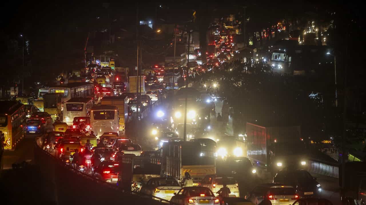 Bengaluru Traffic: അക്കാര്യം നടന്നാല് ബെംഗളൂരുവിലെ ട്രാഫിക് കുറയും; അണിയറയില് കിടിലന് പദ്ധതി ഒരുങ്ങുന്നു Bengaluru Traffic: അക്കാര്യം നടന്നാല് ബെംഗളൂരുവിലെ ട്രാഫിക് കുറയും; അണിയറയില് കിടിലന് പദ്ധതി ഒരുങ്ങുന്നു