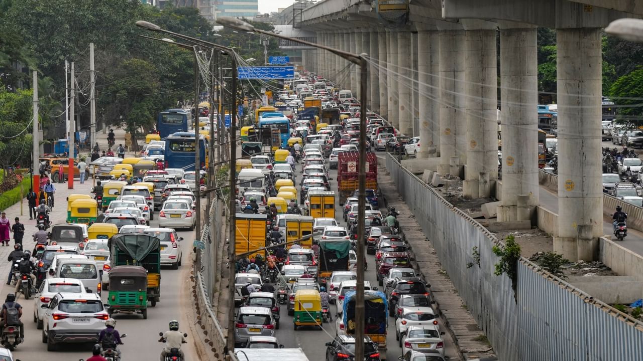 Bengaluru Traffic Block : ബെംഗളൂരുവിൽ തിരക്ക് കുറയില്ല, പ്രശ്നങ്ങൾ വേറെ