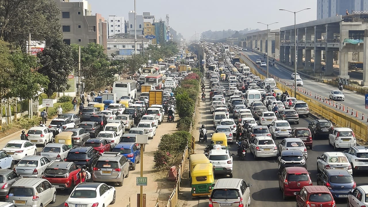Bengaluru Traffic violations: ബെംഗളൂരുവിലെ ഗതാഗത നിയമലംഘനക്കണക്ക് കേട്ടാല്‍ ഞെട്ടും; ഒന്നും രണ്ടുമല്ല, ലക്ഷങ്ങളാണ് കേസുകള്‍