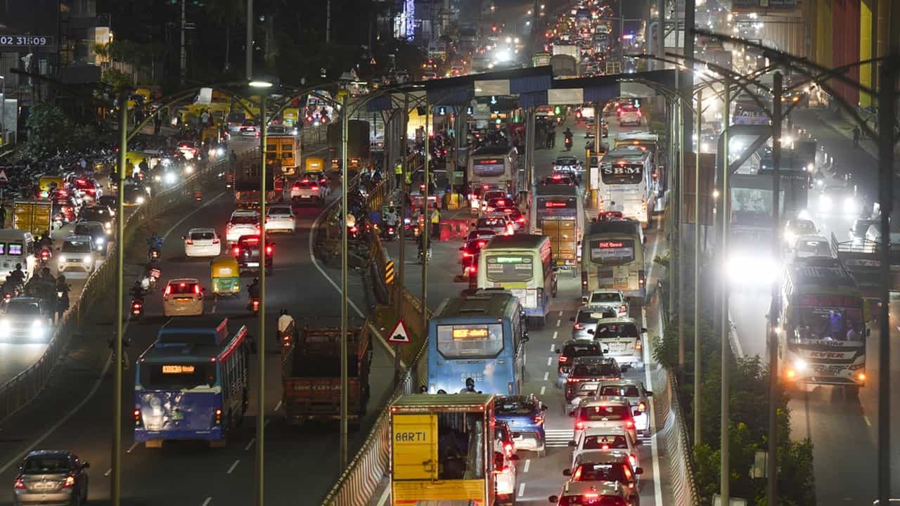 Bengaluru Companies: ഓരോ ജീവനക്കാരനും 50,000 രൂപ; ബെംഗളൂരു വിടുന്ന കമ്പനികള്‍ക്ക് കര്‍ണാടക സര്‍ക്കാരിന്റെ വിചിത്ര ഓഫര്‍; കാരണം ഇതാണ്‌