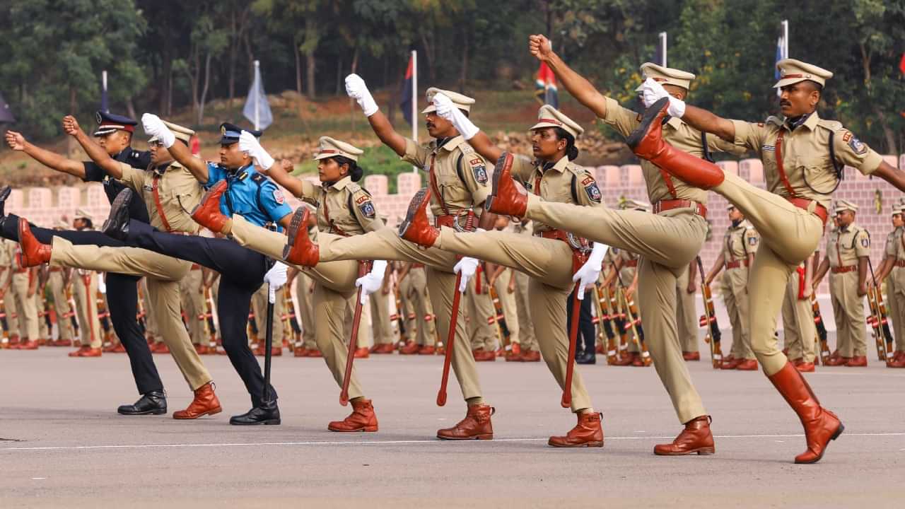 Bhagavad Gita: പോലീസ് ട്രെയിനിങിൽ ദിവസവും ഭഗവത് ഗീത വായിക്കണമെന്ന് നിർദ്ദേശം; ഖുറാൻ കൂടി ഉൾപ്പെടുത്തണമെന്ന് മുസ്ലിം സംഘടന