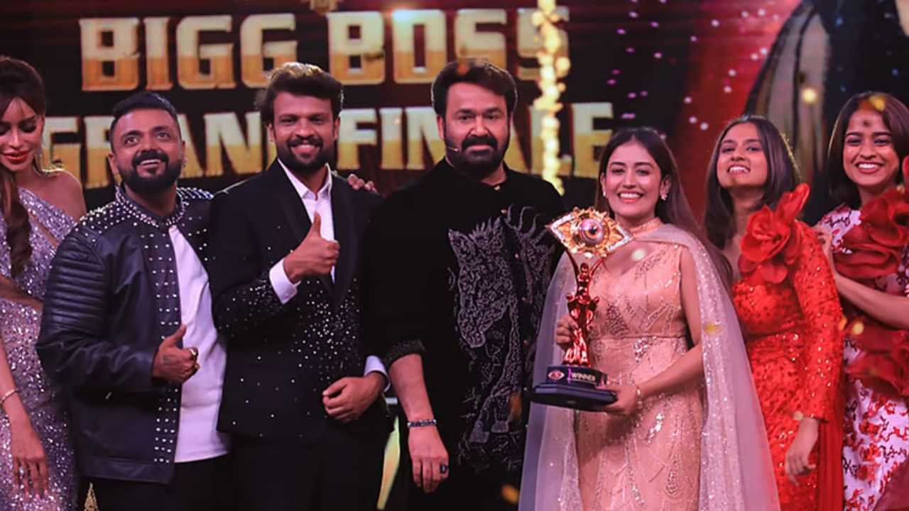 Bigg Boss Malayalam Season 7 : കപ്പ് പിആർ കൊണ്ടുപോയെങ്കിലും മലയാളത്തിൽ ബിഗ് ബോസ് സൂപ്പർ ഹിറ്റാ! ടിആർപിയിൽ ചരിത്രനേട്ടം Bigg Boss Malayalam Season 7 : കപ്പ് പിആർ കൊണ്ടുപോയെങ്കിലും മലയാളത്തിൽ ബിഗ് ബോസ് സൂപ്പർ ഹിറ്റാ! ടിആർപിയിൽ ചരിത്രനേട്ടം