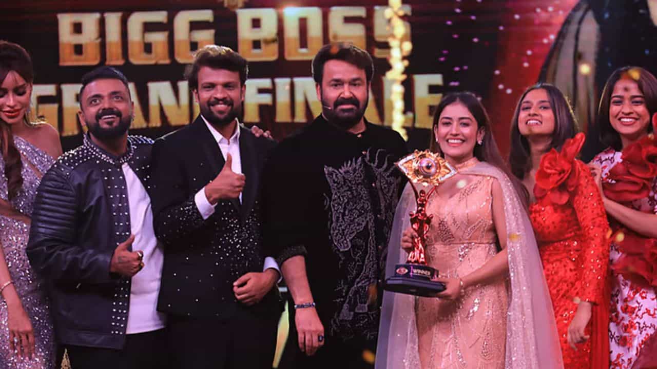 Bigg Boss Malayalam Season 7 : കപ്പ് പിആർ കൊണ്ടുപോയെങ്കിലും മലയാളത്തിൽ ബിഗ് ബോസ് സൂപ്പർ ഹിറ്റാ! ടിആർപിയിൽ ചരിത്രനേട്ടം Bigg Boss Malayalam Season 7 : കപ്പ് പിആർ കൊണ്ടുപോയെങ്കിലും മലയാളത്തിൽ ബിഗ് ബോസ് സൂപ്പർ ഹിറ്റാ! ടിആർപിയിൽ ചരിത്രനേട്ടം