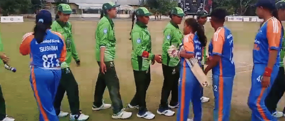 ഇതിന് അപവാദമായ ഒരുദാഹരണവും ഇന്ത്യൻ ക്രിക്കറ്റ് ലോകത്തുനിന്നുണ്ടായി. നവംബർ 16ന് നടന്ന അന്ധ വനിതാ ടി20 ലോകകപ്പ് മത്സരത്തിന് ശേഷം ഇരു ടീമുകളിലെയും താരങ്ങൾ തമ്മിൽ പരസ്പരം ഹസ്തദാനം ചെയ്തു. ഇരു ടീമുകളും ഒരു ബസിലാണ് കളി കഴിഞ്ഞ് ഹോട്ടലിലേക്ക് പോയത്. 
