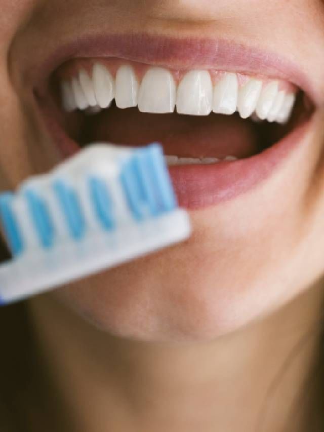 പല്ല് തേക്കുമ്പോൾ ഈ കാര്യങ്ങൾ ശ്രദ്ധിക്കണം