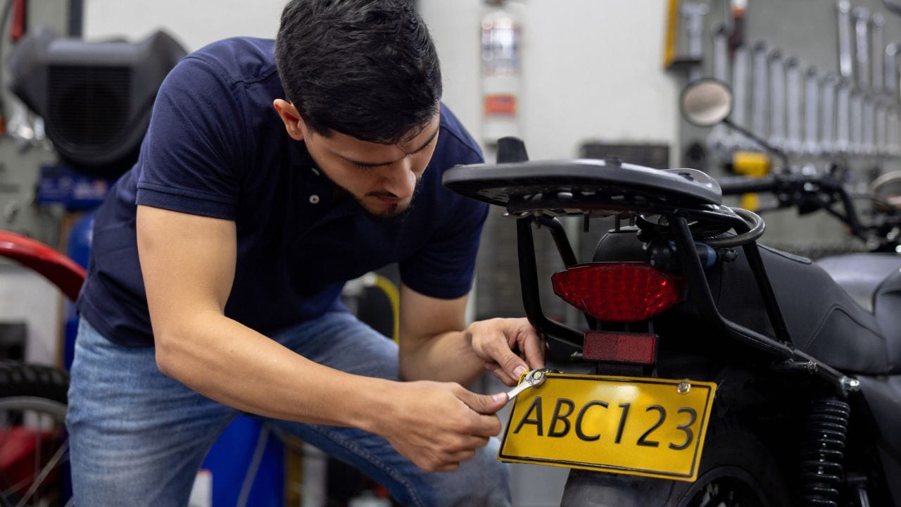 എന്നാല് അവരെയെല്ലാം പിന്നിലാക്കി, രാജ്യത്തെ ഏറ്റവും ഉയര്ന്ന തുകയ്ക്ക് ഫാന്സി നമ്പര് സ്വന്തമാക്കിയിരിക്കുകയാണ് ഹരിയാനയിലെ ചാര്ഖി ദാദ്രി ജില്ലയില് നിന്നുള്ള സുധീര് കുമാര്. 1.17 കോടി രൂപ നല്കി HR 88 B 8888 എന്ന ഫാന്സി നമ്പറാണ് അദ്ദേഹം സ്വന്തമാക്കിയത്.